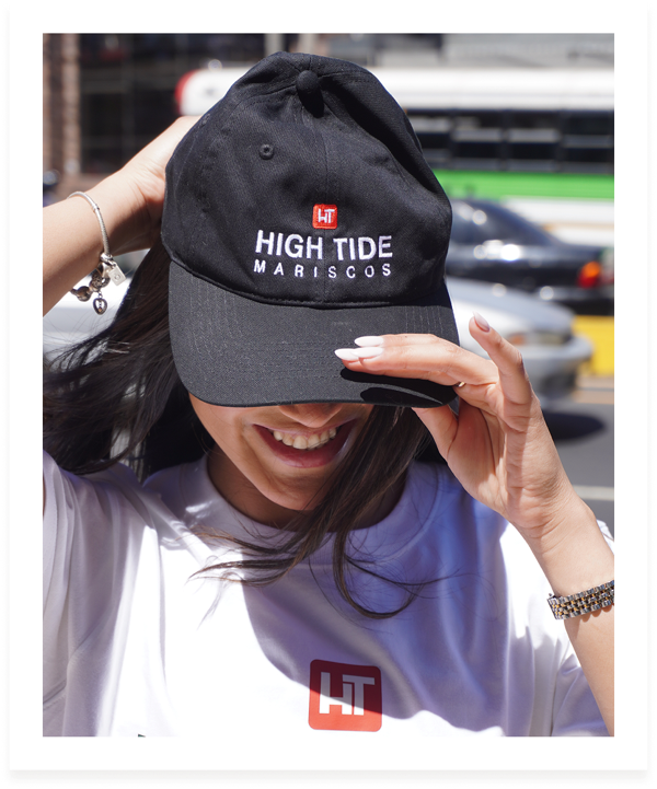 Persona con gorra de High Tide Mariscos
