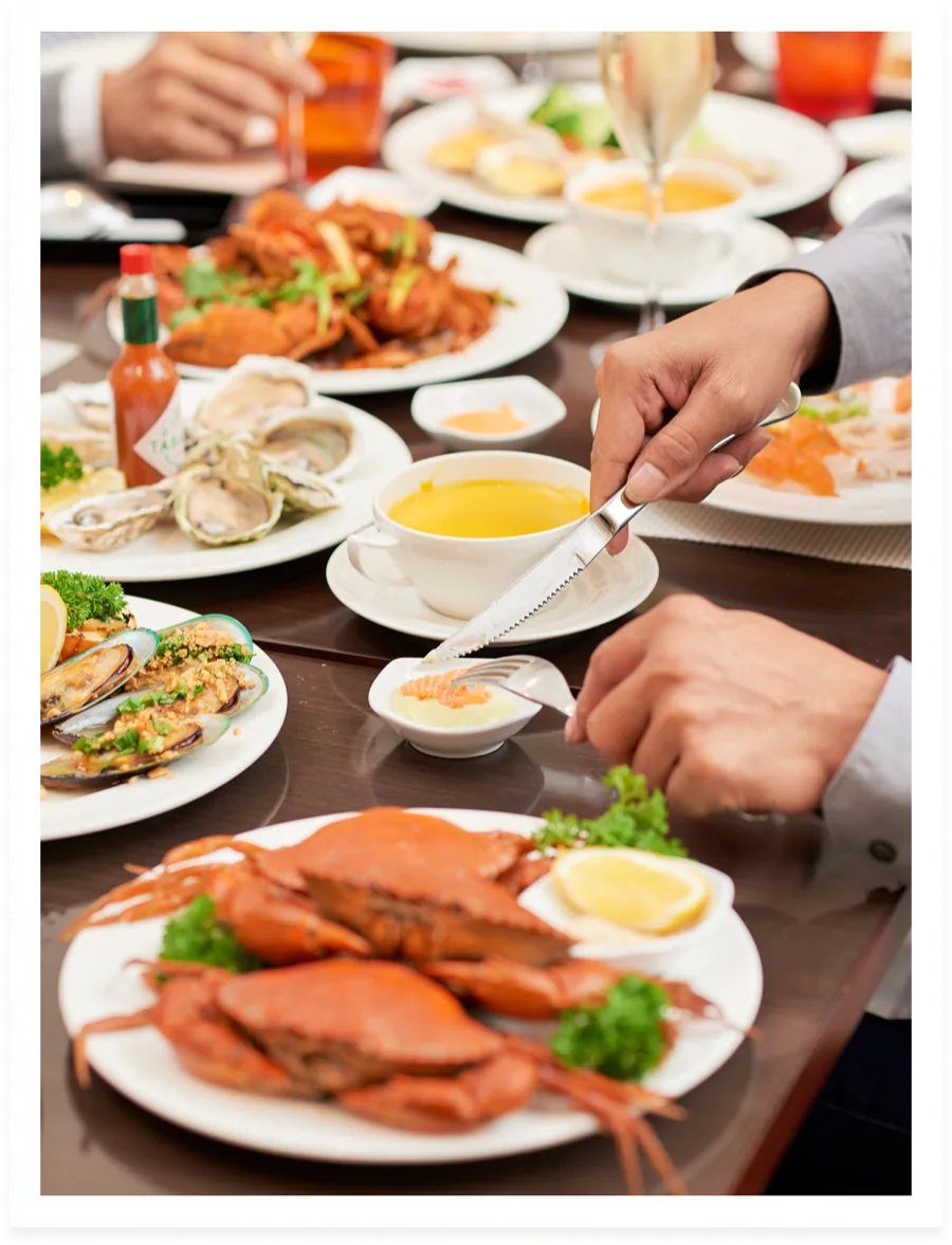 Mesa servida con mariscos