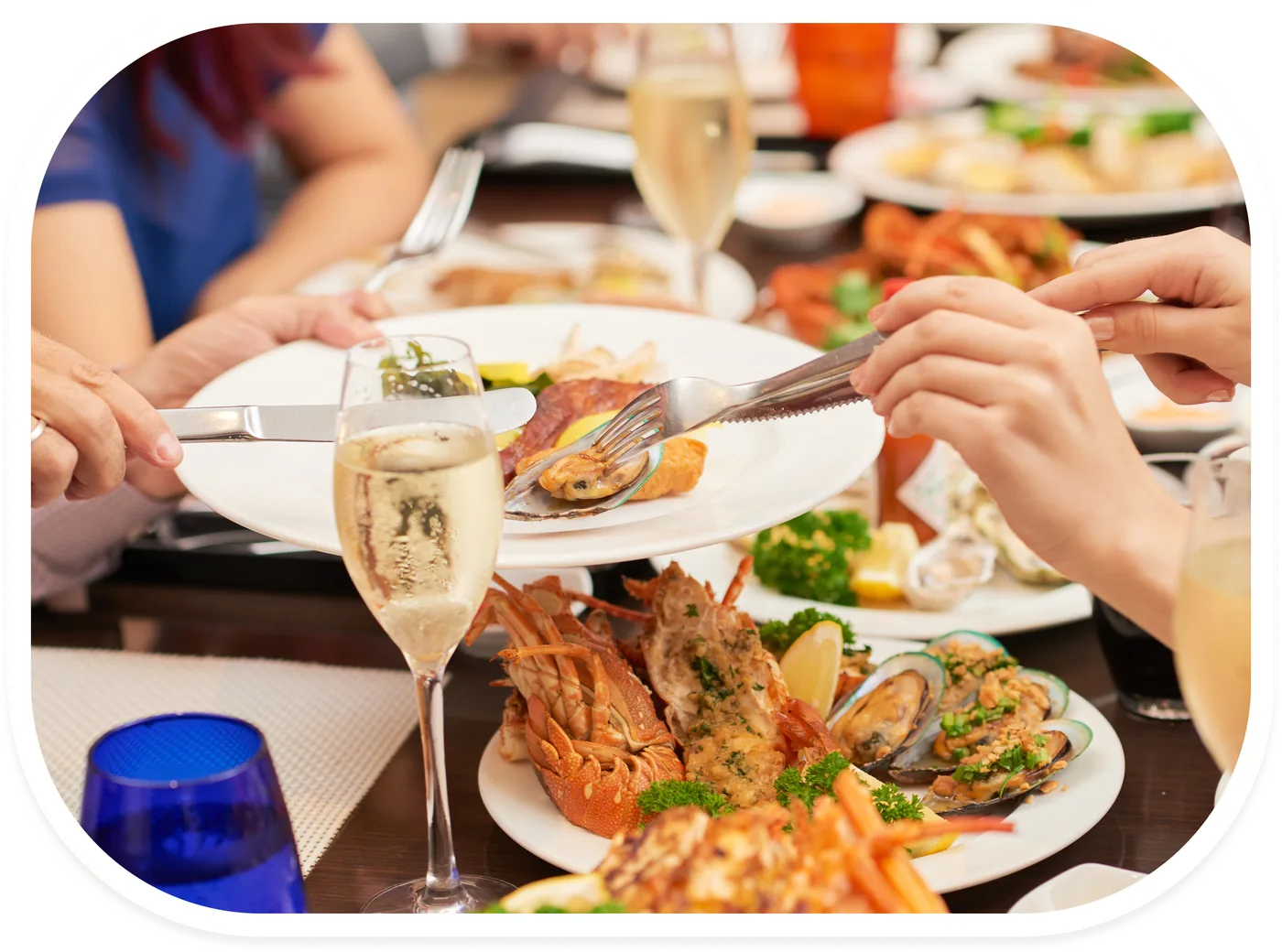 Personas compartiendo una comida de mariscos